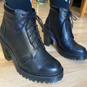 Dr. Martens Women's Boot (size 6)